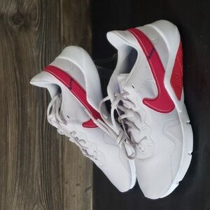 New Nike Legend Essential Womens Sneakers Size 7 Casual Everyday Walking Comfort